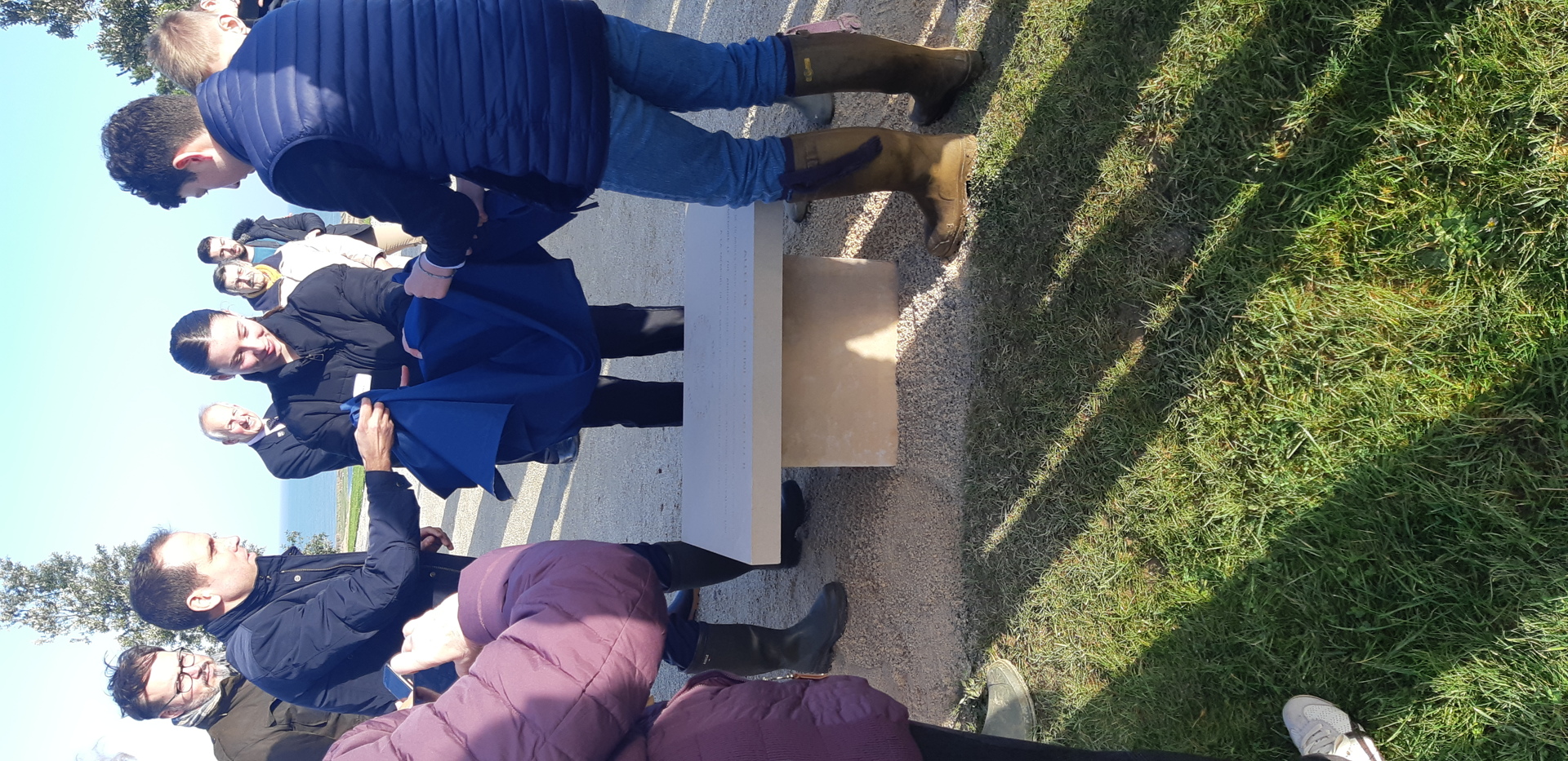 Découverte de la Stèle avec le Sous-Prefet Gwenn Jeffroy et des membres du conseil des jeunes de Ver-Sur-Mer