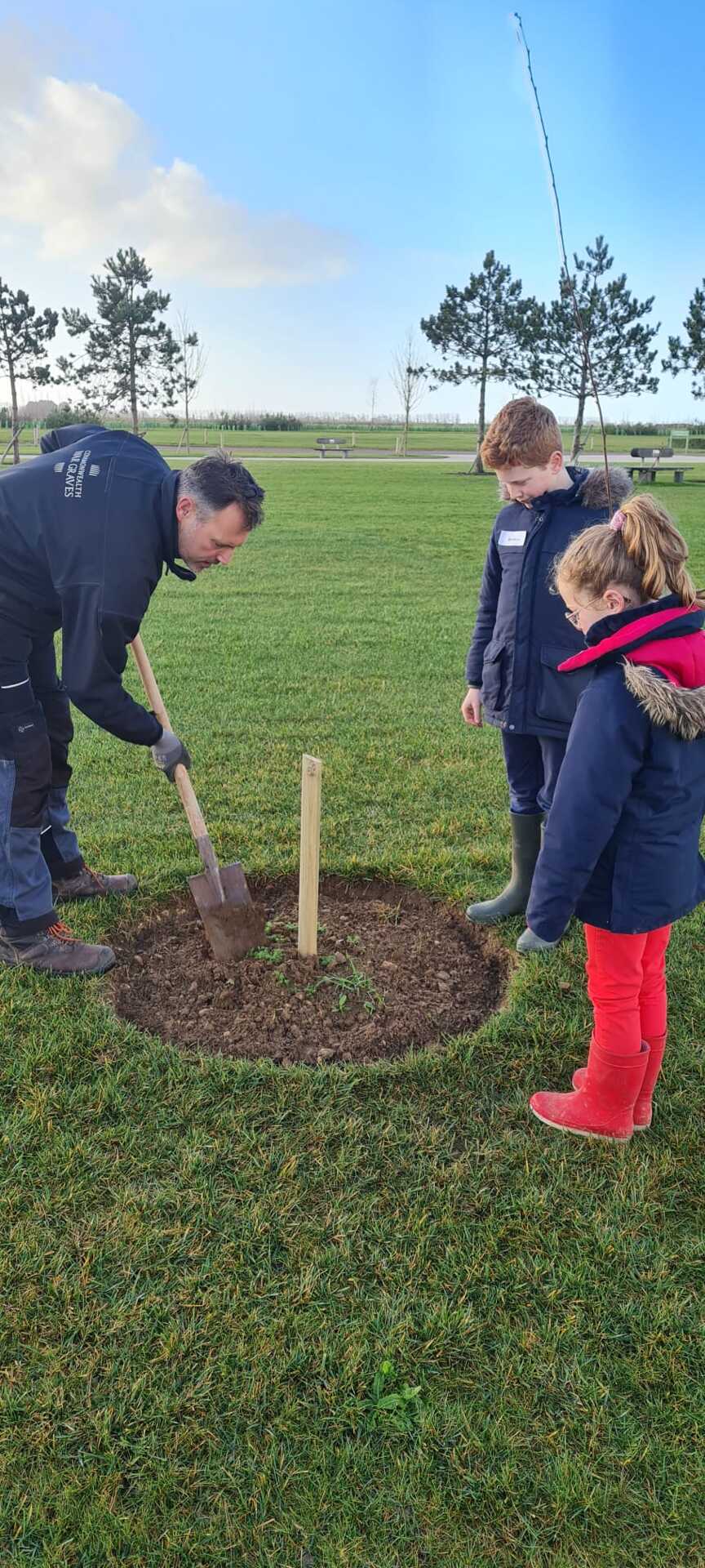 Plantation avec des écoliers