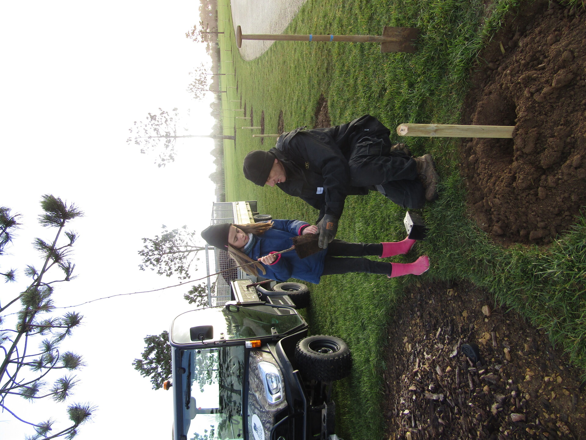 Plantation avec un membre du conseil des jeunes de Ver-Sur-Mer