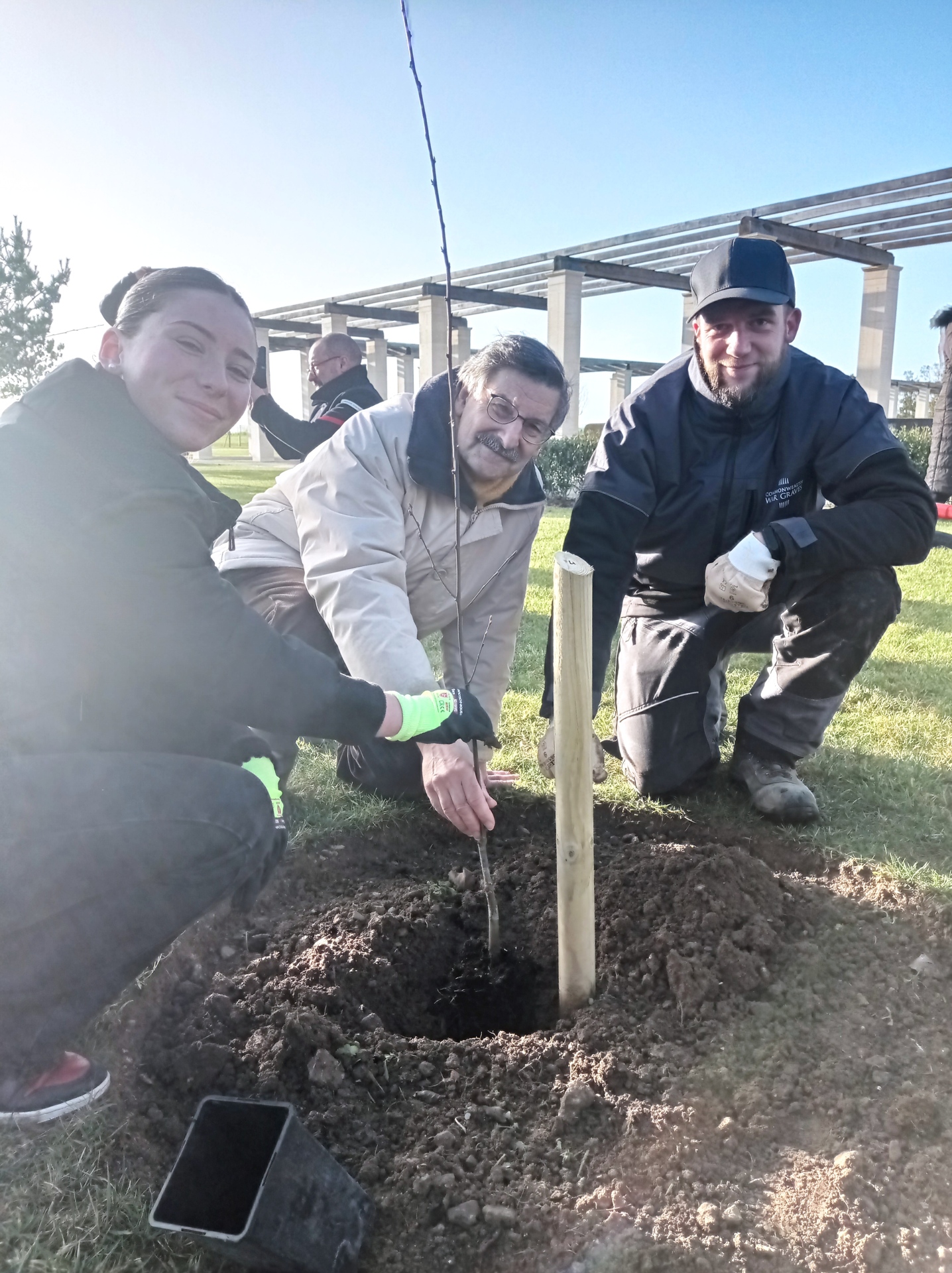 Plantation avec le Maire de Ver-Sur-Mer Jean-Luc Véret 