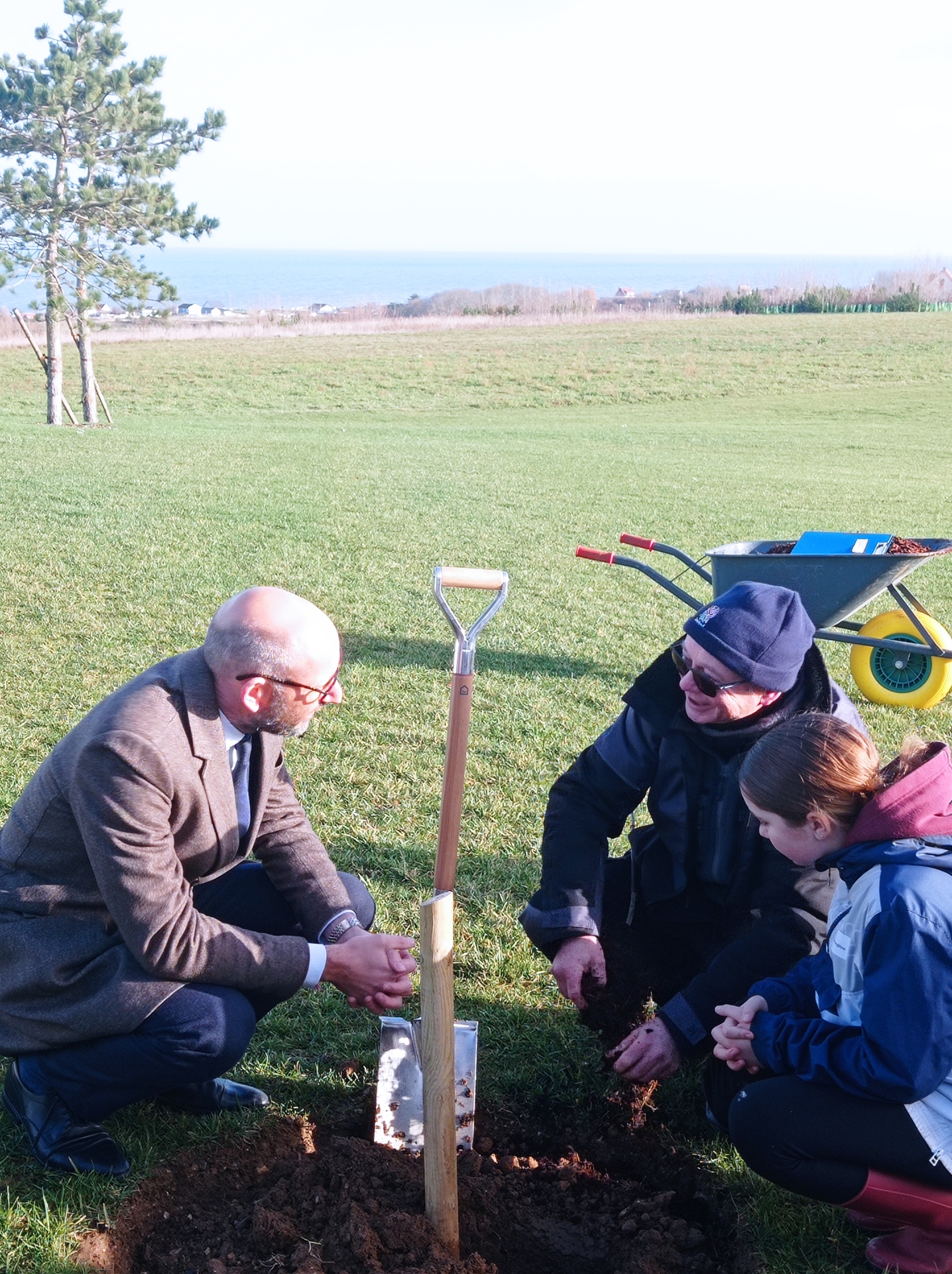 Plantation avec l'Ambassadeur Adjoint du Royaume Unis en France Rycroft Théo