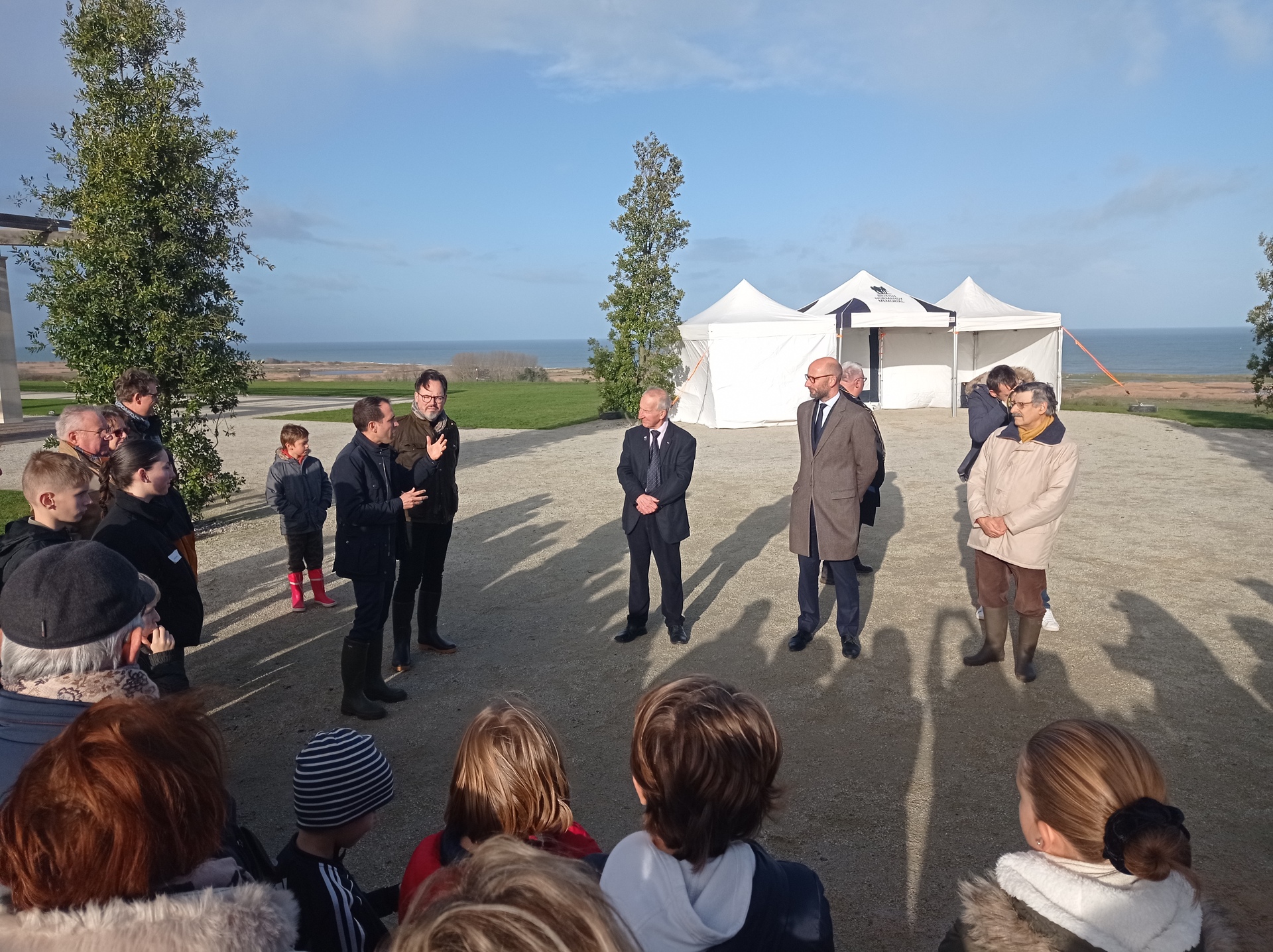 Cérémonie de Clôture, en présence des personnalités, Sous-Préfet, Député, Président d'honneur du Mémorial, Ambassadeur Adjoint, Maire de Ver-Sur-Mer.